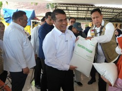 Mentan dan Dirut BULOG Serahkan Bantuan Pangan ke Warga Surabaya