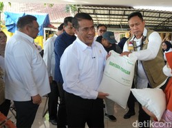Mentan Amran dan Dirut Bulog Cek Penyaluran Bantuan Pangan di Surabaya