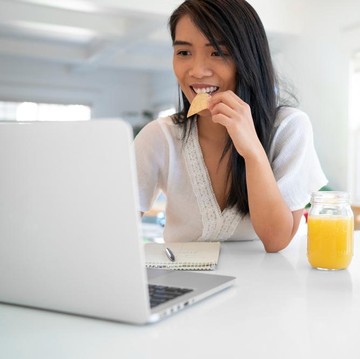 Ngemil Sambil Kerja? Intip Sisi Baik dan Buruknya untuk Tubuh dan Produktivitasmu