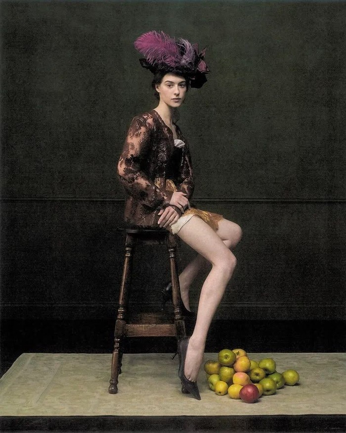 Pada foto ini, aktris kelahiran 24 Mei 1998 ini terlihat menampilkan sisi elegannya dengan mengenakan pakaian berwarna ungu dari brand kenamaan, Yves Saint Laurent atau biasa dikenal dengan YSL/Foto: instagram.com/@daisyedgarjones