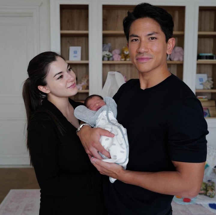 <p>Pangeran Abdul Mateen dari Brunei Darussalam memiliki seorang anak perempuan dari pernikahannya dengan Anisha Rosnah. Sang putri yang diberi nama Zahra Mariam Bolkiah ini lahir pada 8 Februari 2026, Bunda. (Foto: Instagram @tmski)</p>