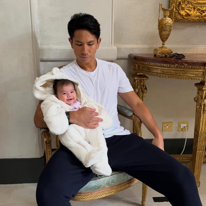 <p>Kehadiran Zahra tampaknya membawa perubahan besar di kehidupan Pangeran Mateen. Pasalnya, dalam berbagai kesempatan dan acara Kerajaan, Pangeran Mateen sering terlihat membawa istri dan putri kecilnya. (Foto: Instagram @tmski)</p>