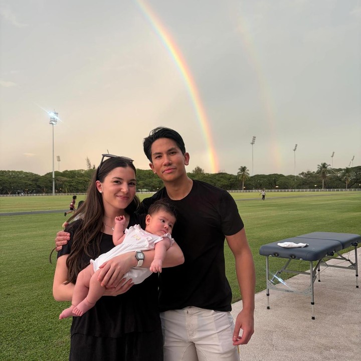 <p>Di tengah kesibukan menjalani peran sebagai anggota Kerajaan, Pangeran Mateen tetap menyempatkan diri untuk <em>quality time</em> bersama sang istri dan putri semata wayangnya. Beberapa waktu lalu, sang Pangeran meng-<em>update</em> kehidupannya setelah resmi jadi ayah. "Kehidupan belakangan ini," tulis Pangeran Mateen. (Foto: Instagram @tmski)</p>