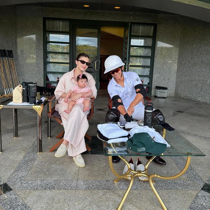 <p>Pada awal Juli lalu, Pangeran Mateen juga membagikan potret keluarga kecilnya. Dalam foto ini tampak sang istri Anisha sedang duduk sambil mendekap putrinya. Anisha dan sang putri Zahra terlihat sedang menemani Pangeran Mateen latihan polo kuda. (Foto: Instagram @tmski)</p>
