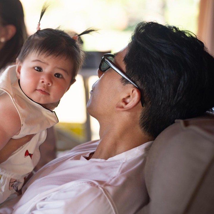 <p>Pangeran Mateen cukup sering membagikan potret sang putri yang menggemaskan. Baru-baru ini, Pangeran Mateen mem-<em>posting</em> foto Zahra yang sudah berusia enam bulan. Potret ini diunggah tepat di hari ulang tahun sang Pangeran. (Foto: Instagram @tmski)</p>