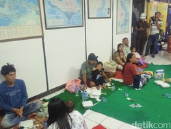 KMP Putri Yasmin Bawa 130 Orang, 35 Penumpang Dievakuasi ke Padangbai