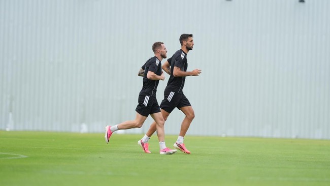 Dua pemain asing Persija Jakarta menjalani latihan fisik selama pemusatan latihan di Hua Hin, Thailand pada Selasa (11/8).