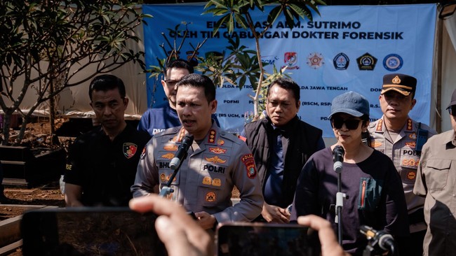 Polda Metro Jaya turut melibatkan ahli forensik dalam proses ekshumasi terhadap jenazah pria yang disebut Kepala Rumah Tangga (Karumga) eks Jampidus Kejagung Febrie Adriansyah, Sutrimo di Desa Wlahar, Kecamatan Wangon, Kabupaten Banyumas, Rabu (12/8)