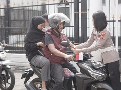 Sambut HUT RI, Polisi Bagikan Bendera Merah Putih ke Warga di Samsat Bogor