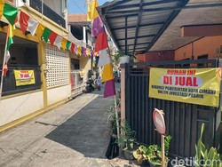 Warga Melong Green Cimahi Pasang Plang Rumah Dijual Serentak