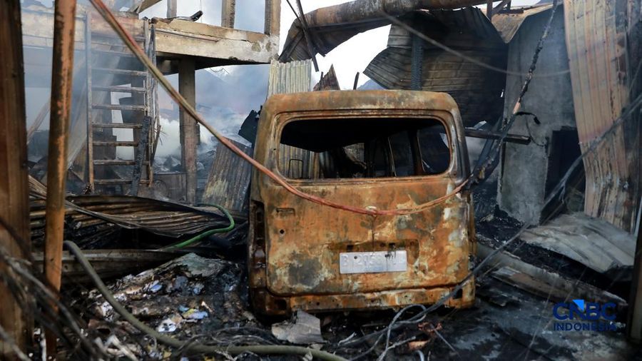 Sejumlah petugas pemadam kebakaran berupaya memadamkan api di sebuah pabrik bingkai nan terbakar, di Jalan Lampiri, Jakarta Timur, Rabu (12/08/2026). (CNBC Indonesia/Muhammad Sabki)