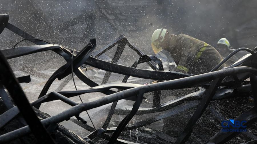 Sejumlah petugas pemadam kebakaran berupaya memadamkan api di sebuah pabrik bingkai nan terbakar, di Jalan Lampiri, Jakarta Timur, Rabu (12/08/2026). (CNBC Indonesia/Muhammad Sabki)