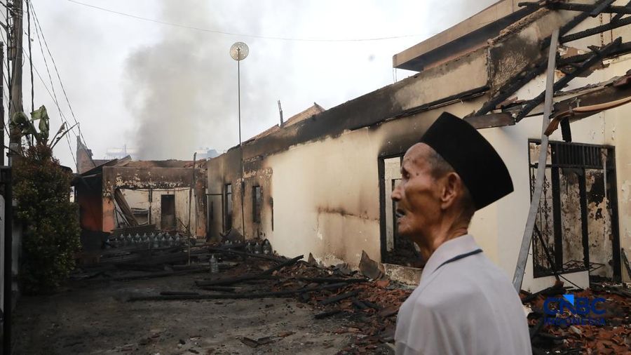 Sejumlah petugas pemadam kebakaran berupaya memadamkan api di sebuah pabrik bingkai nan terbakar, di Jalan Lampiri, Jakarta Timur, Rabu (12/08/2026). (CNBC Indonesia/Muhammad Sabki)