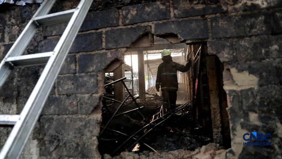 Sejumlah petugas pemadam kebakaran berupaya memadamkan api di sebuah pabrik bingkai nan terbakar, di Jalan Lampiri, Jakarta Timur, Rabu (12/08/2026). (CNBC Indonesia/Muhammad Sabki)