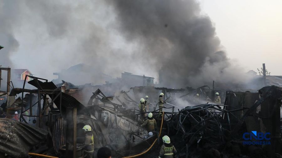 Sejumlah petugas pemadam kebakaran berupaya memadamkan api di sebuah pabrik bingkai nan terbakar, di Jalan Lampiri, Jakarta Timur, Rabu (12/08/2026). (CNBC Indonesia/Muhammad Sabki)