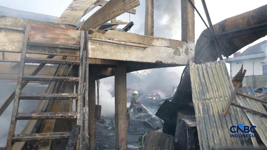 Sejumlah petugas pemadam kebakaran berupaya memadamkan api di sebuah pabrik bingkai nan terbakar, di Jalan Lampiri, Jakarta Timur, Rabu (12/08/2026). (CNBC Indonesia/Muhammad Sabki)