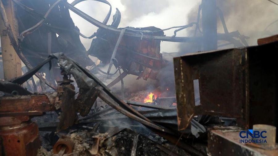 Sejumlah petugas pemadam kebakaran berupaya memadamkan api di sebuah pabrik bingkai nan terbakar, di Jalan Lampiri, Jakarta Timur, Rabu (12/08/2026). (CNBC Indonesia/Muhammad Sabki)