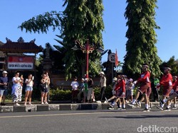 Wisatawan Prancis Terpukau Lomba Gerak Jalan Indah di Klungkung