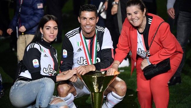 Juventus' Portuguese forward Cristiano Ronaldo (C) and his girlfriend Georgina Ronaldo and his mother pose as they celebrate Juventus being crowned champion at the end of the Italian Serie A football match Juventus vs Atalanta on May 19, 2019 at the
