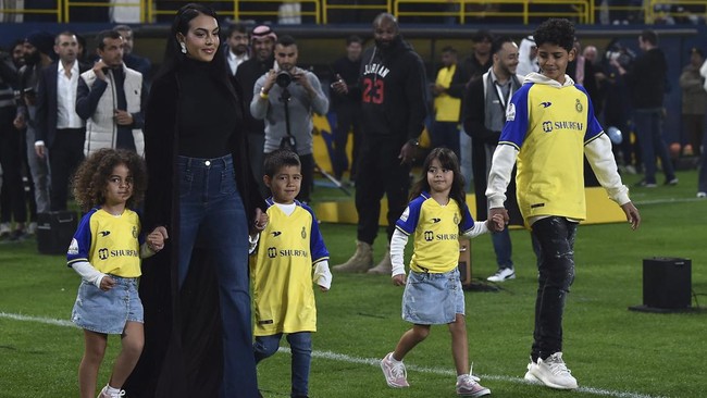 Portuguese footballer Cristiano Ronaldo's partner Georgina Rodriguez (2nd-L) walks with Ronaldo's children Cristiano Ronaldo Jr (R), Alana Martina (L), Mateo (C) and Eva Maria (2nd-R) to the stage during his unveiling at the Mrsool Park Stadium in th