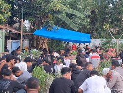Korban KMP Putri Yasmin Dimakamkan di Mataram, Teman: Insyaallah Surga