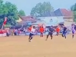 Sepakbola Tarkam di Lampung Ricuh, Wasit Dikejar Suporter Bersajam