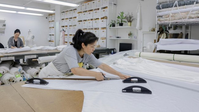 Bridal gown cutter Ling Wu cuts a pattern at the Jenny Yoo bridal boutique in New York City, U.S., August 6, 2026. REUTERS/Jeenah Moon