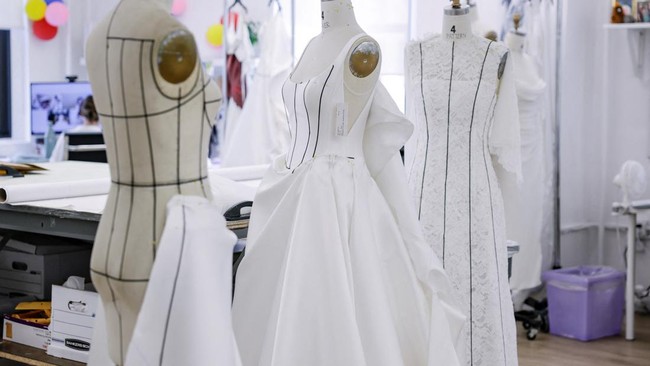 Wedding dresses are displayed at the Jenny Yoo bridal boutique in New York City, U.S., August 6, 2026. REUTERS/Jeenah Moon