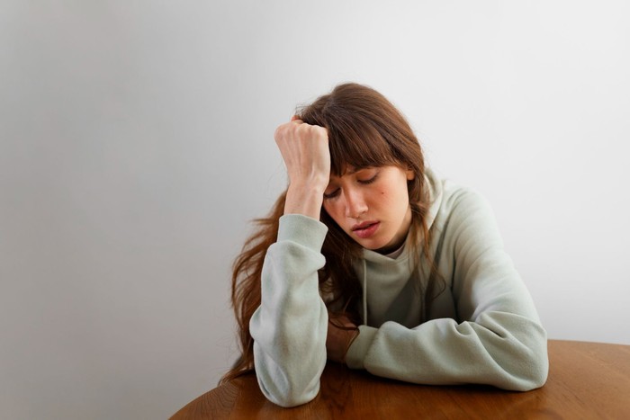 jika perempuan muda yang lebih dulu kamu lihat, artinya kamu sosok yang analitis, cerdas, dan penuh perhitungan. Kamu tidak mudah gegabah dalam bertindak.