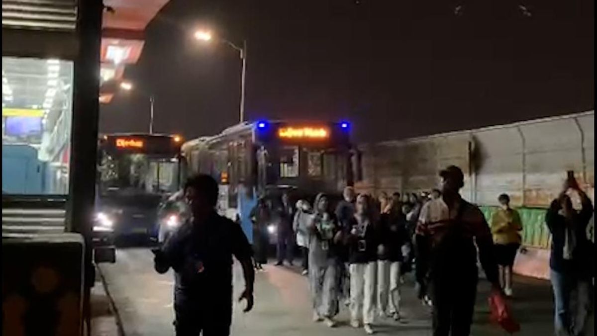 Penampakan Penumpang Jalan di 'Jalur Langit' Imbas Bus TJ Mogok