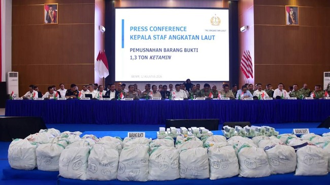 TNI Angkatan Laut (AL) memusnahkan barang bukti narkotika jenis ketamine seberat 1,3 ton yang digagalkan KRI Kerambit-627 dalam Tim Gabungan TNI Angkatan Laut bersama Polri, Bea Cukai, BNN, dan BIN pada Kamis (6/8) lalu.