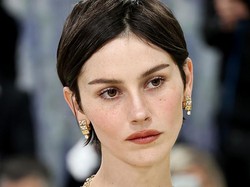 Cara Unik Gracie Abrams Obati Kangen saat LDR dengan Pacar, Pakai Aftershave
