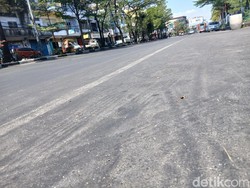 Tumpahan Gula dan Pupuk di Jalan Nusantara Makassar Bikin Pemotor Berjatuhan