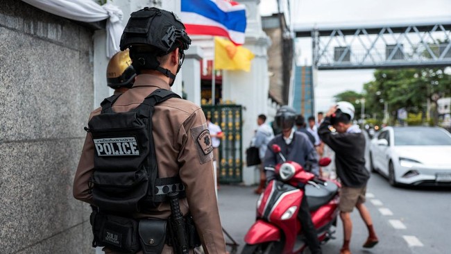 Police stand guard at the entrance of a school in Bangkok, following a deadly shooting at Debsirin Nonthaburi School in Nonthaburi province on the outskirts of Bangkok, Thailand, August 10, 2026. REUTERS/Chalinee Thirasupa