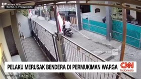 Viral Pemotor Rusak Palang Pintu Pelintasan dan Bendera Merah Putih