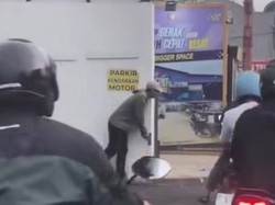 Viral Pria Berpistol Mindik-mindik di Pinggir Jalan Ciputat, Polisi Selidiki