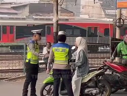 Wanita Lawan Arah di Jaktim, Ditegur Malah Ngambek dan Tinggalkan Motor