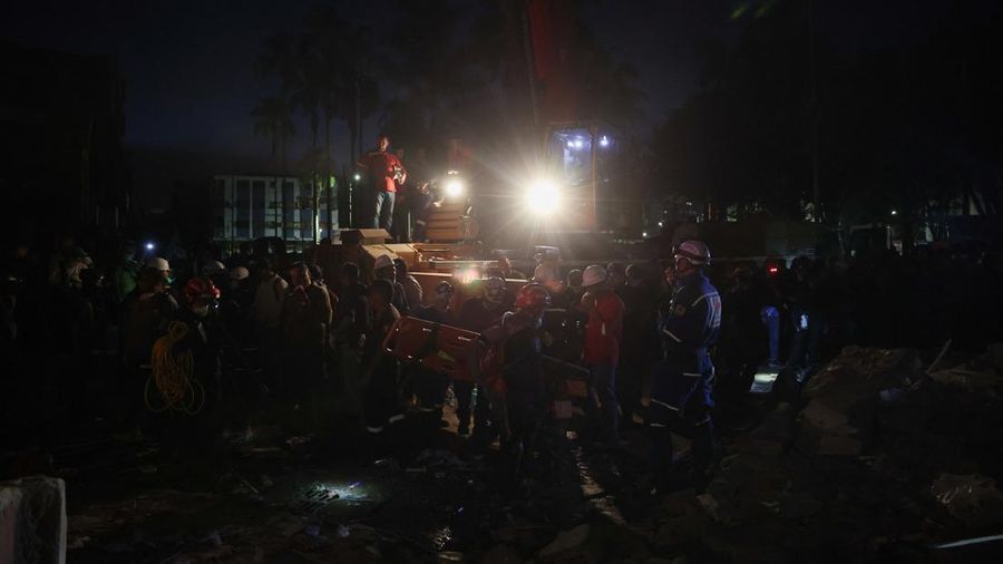 Warga sedang membersihkan puing-puing pascagempa bumi di Pereira, Kolombia, Selasa (11/8/2026). (REUTERS/Luisa Gonzalez)