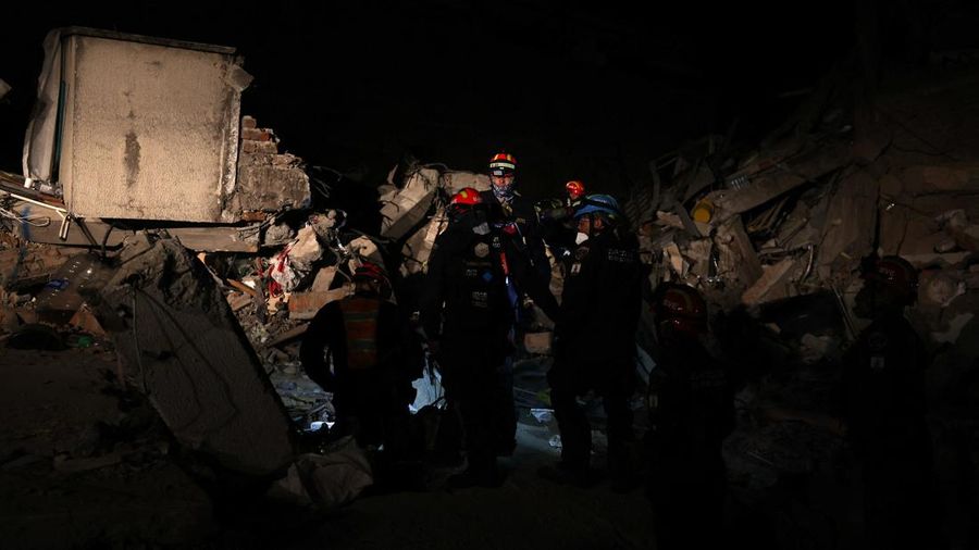 Warga sedang membersihkan puing-puing pascagempa bumi di Pereira, Kolombia, Selasa (11/8/2026). (REUTERS/Luisa Gonzalez)