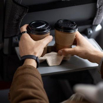 3 Minuman yang Sebaiknya Tidak Dikonsumsi di Pesawat, Termasuk Smoothie
