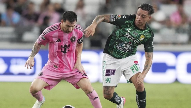 Aug 12, 2026; Miami, FL, USA; Inter Miami CF offense Leo Messi (10) battles for possession with Len defender Rodrigo Echeverria (20) during the second half of the Leagues Cup Phase One match at Nu Stadium. Mandatory Credit: Jim Rassol-Imagn Images