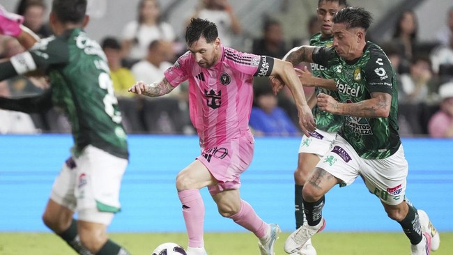 Aug 12, 2026; Miami, FL, USA; Inter Miami CF offense Leo Messi (10) breaks free from Len defender Rodrigo Echeverria (20) during the second half of the Leagues Cup Phase One match at Nu Stadium. Mandatory Credit: Jim Rassol-Imagn Images