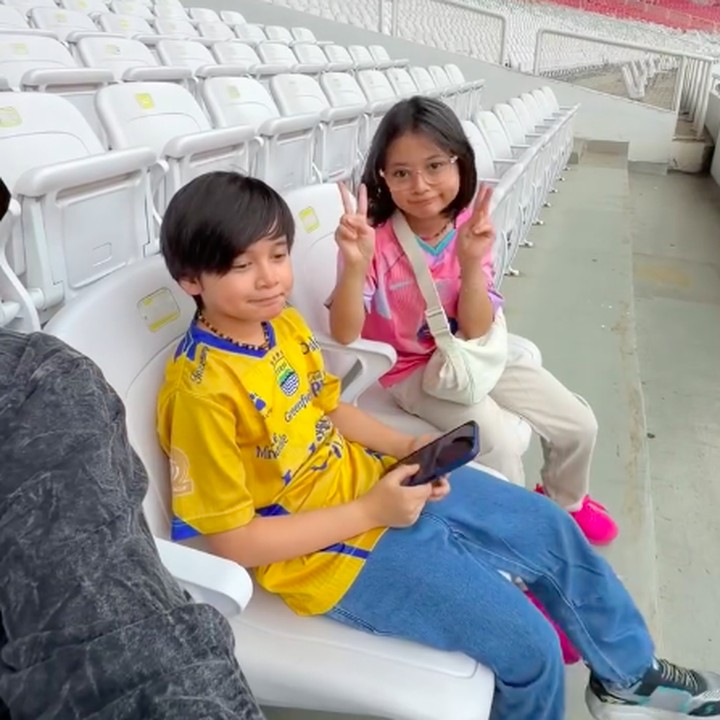 <p>Baru-baru ini, kedua anak Aryani terpilih sebagai <em>player escort</em> di pertandingan Chelsea vs AC Milan, yang digelar di Stadion Utama Gelora Bung Karno (GBK), Jakarta. Aryani dan suami tampak menemani kedua anaknya itu dari sebelum pertandingan dimulai, Bunda. (Foto: Instagram @aryanifitriana24)</p>