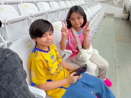 Keren! Anak Aryani Fitrina Jadi Player Mascots di Pertandingan Chelsea vs AC Milan