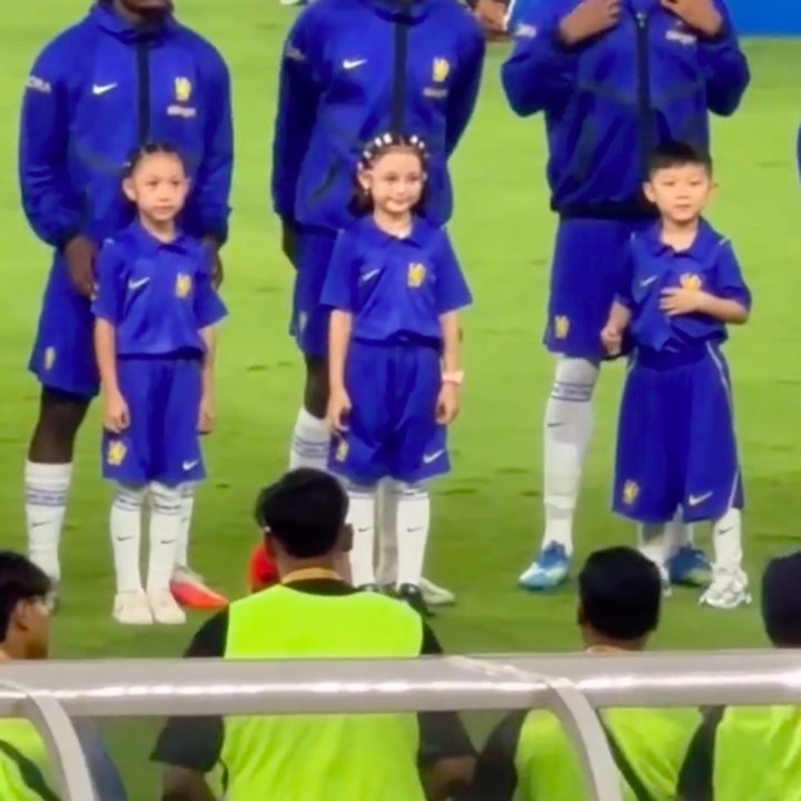 <p>Berbeda dengan sang kakak, Leia terpilih sebagai<em> player escort</em> untuk klub asal Inggris, Chelsea. Leia terlihat memakai <em>jersey</em> tim berwarna biru terang. Bocah 7 tahun ini terlihat menggemaskan selama menjadi<em> player escort</em> karena menata rambutnya dengan banyak jepitan berwarna-warni. (Foto: Instagram @aryanifitriana24)</p>