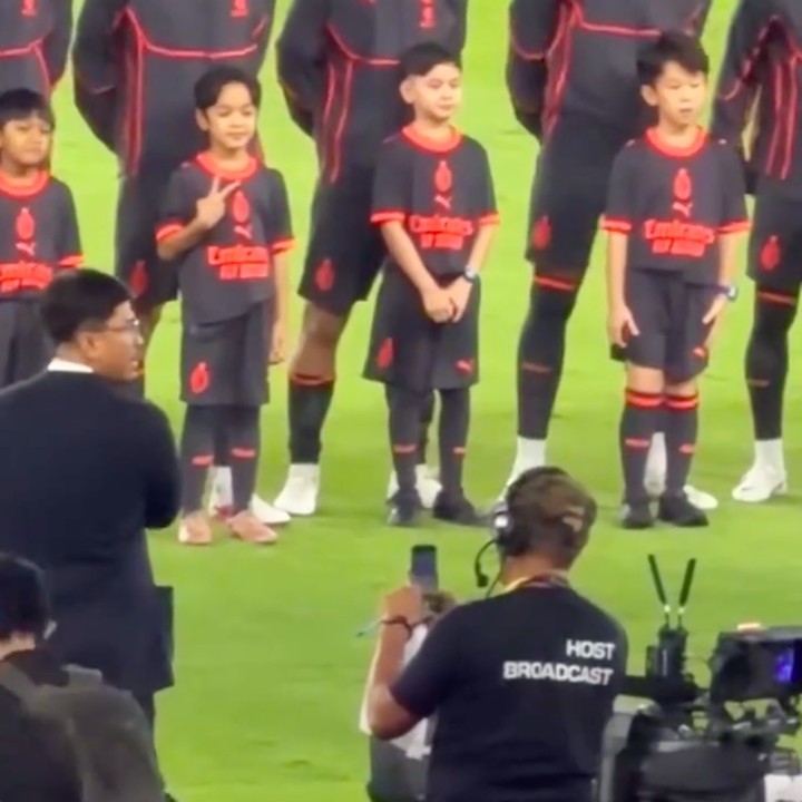 <p>Di pertandingan ini, Isco menjadi <em>player escort</em> untuk klub Italia, AC Milan. Bocah 9 tahun ini tampak mengenakan <em>jersey</em> klub yang berwarna hitam dan dipadukan dengan aksen merah <em>fluoresen</em>. (Foto: Instagram @aryanifitriana24)</p>