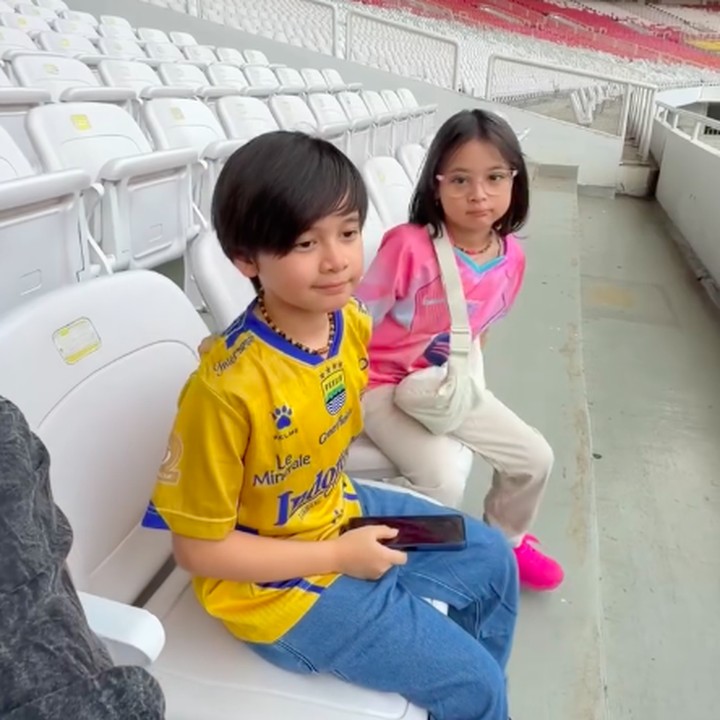 <p>Aryani tampak begitu bahagia sekaligus bangga karena dua anaknya terpilih menjadi <em>player escort</em>, Bunda. Perlu diketahui, Aryani bersama suami dan kedua anaknya memang dikenal sangat menyukai olahraga sepak bola, Bunda. "<em>For the first time</em>, anak2 bisa jadi <em>player mascots</em> dari pemain2 bola @chelseafc vs @acmilan. <em>Happy</em>!" tulisnya di Instagram. (Foto: Instagram @aryanifitriana24)</p>