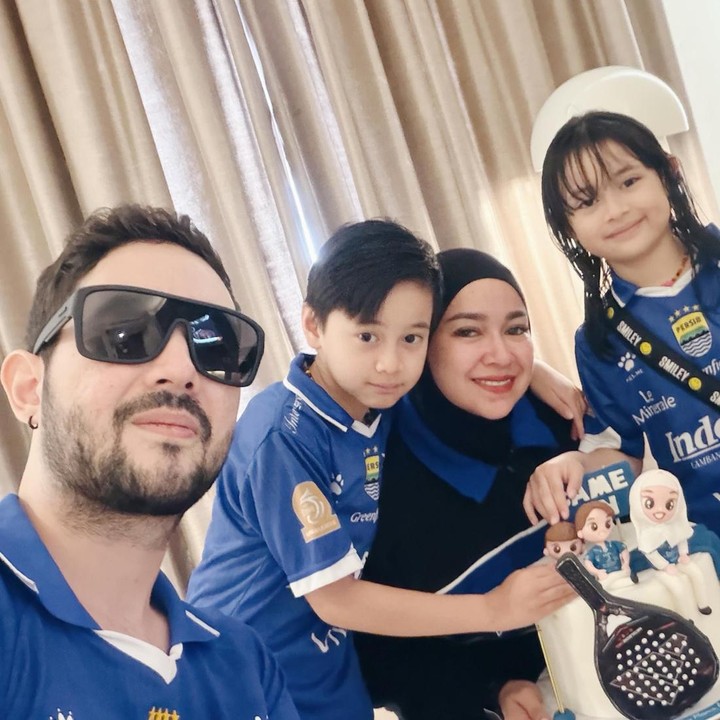 <p>Pasangan artis Aryani Fitriana dan Donny Michael memiliki sepasang anak, yakni Alem Isco Zeroun Haub dan Aleia Astrid Romeesa Haub. Anak pertama pasangan ini, Isco, lahir pada 3 April 2017. Sementara itu, anak kedua mereka, Leia, lahir pada 11 April 2019. (Foto: Instagram @aryanifitriana24)</p>