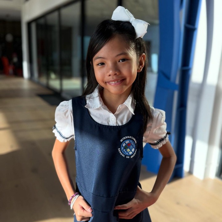 <p>Baru-baru ini, Farah membagikan potret putrinya menggunakan seragam di hari pertama sekolah. Amaira diketahui baru saja menjadi anak kelas 2 SD. "Hari pertama Amaira di kelas 2!" tulisnya. (Foto: Instagram @farahquinnofficial)</p>