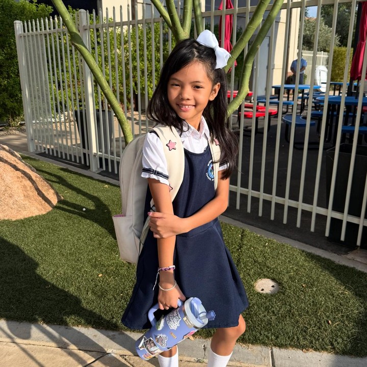 <p>Farah juga menambahkan <em>emoticon</em> wajah dengan mata berkaca-kaca, yang dapat berarti perasaan terharu, bangga, dan bahagia. Farah tampaknya terharu karena sang putri sudah duduk di bangku kelas 2 SD. "Dia tumbuh begitu cepat," ungkap perempuan 46 tahun ini. (Foto: Instagram @farahquinnofficial)</p>